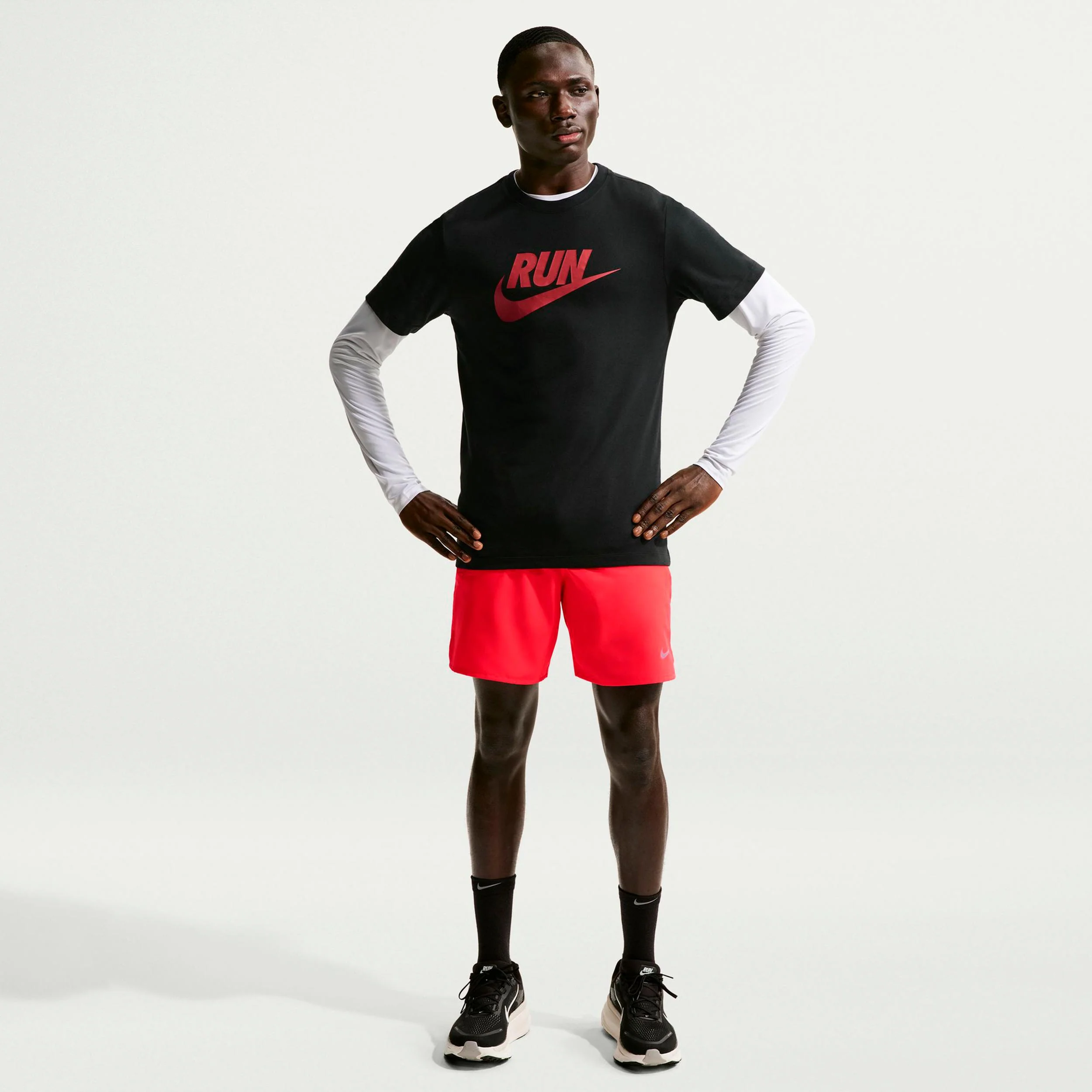 Run Swoosh Löpartröja Herrar - svart, röd - Image 2
